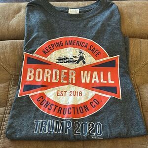 Men's Graphic Tee Trump 2020 Build‎ The Border Wall MAGA T-shirt. Gray. Me.